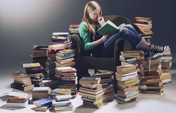 Dijital Dünyada Kitap Okuma Alışkanlığını Korumanın 7 Etkili Yolu Dijital Dünyada Kitap Okuma Alışkanlığını Korumanın 7 Etkili Yolu